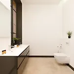 Stylish Town House With 3 Bedrooms And Private Parking *