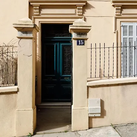 Stylish Town House With 3 Bedrooms And Private Parking *