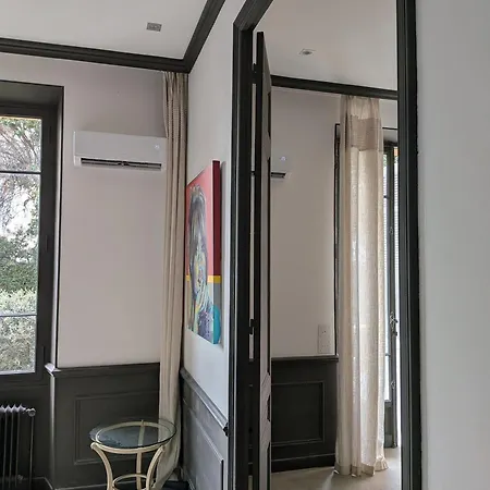Stylish Town House With 3 Bedrooms And Private Parking *