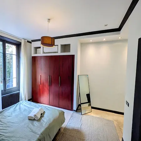 Stylish Town House With 3 Bedrooms And Private Parking