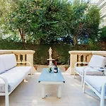 Stylish Town House With 3 Bedrooms And Private Parking *