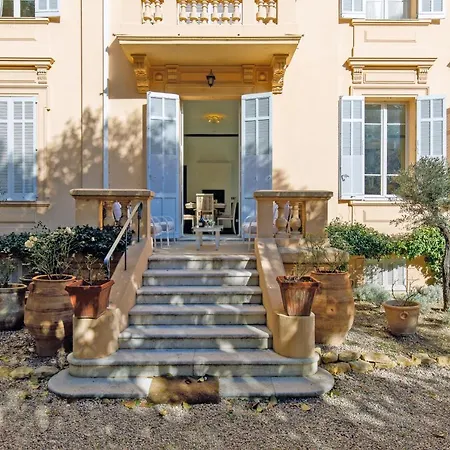 Stylish Town House With 3 Bedrooms And Private Parking