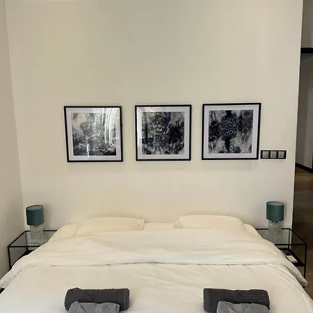 Stylish Town House With 3 Bedrooms And Private Parking *