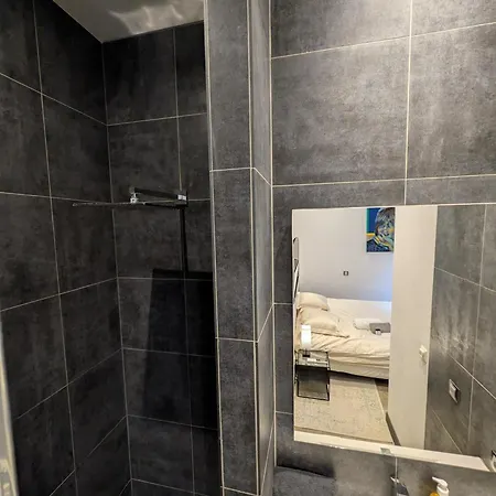 Apartmán Stylish Town House With 3 Bedrooms And Private Parking