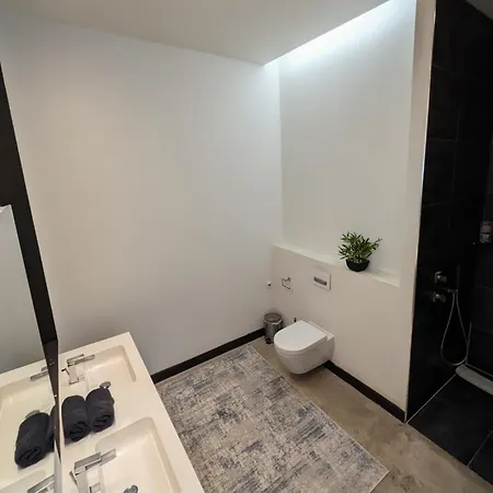 Appartement Stylish Town House With 3 Bedrooms And Private Parking *